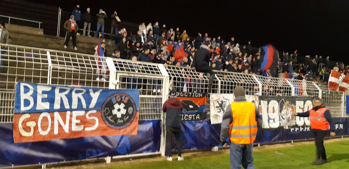 JMA_Drek's tweet photo. C'était il y a 4 ans jour pour jour
Bourges et l'OL s'affrontaient en Coupe de France
La banderole @BerryGones placée en parcage avec nous à l'intérieur
Victoire de l'OL. Premier match en pro pour @MaxenceCaqueret
Moment inoubliable pour nous ⚽
#BFOL https://t.co/4xahDOjrTK