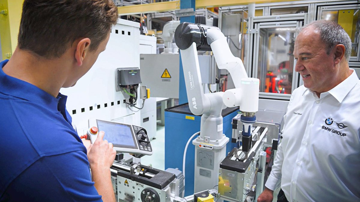 ABBRobotics_UK's tweet image. A BMW Group engine plant is using an #ABB #collaborativerobot to improve quality and avoid stoppages caused by conventional conveyor systems. Discover how the #GoFa™ cobot offers more flexible production: new.abb.com/news/detail/97…