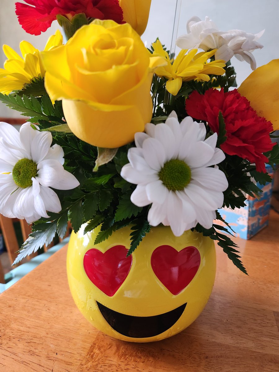 AmandaScribe's tweet photo. These just arrived from gal pal with card that read, "Remember last time I sent flowers?" 😅🥰 Yes! So this time a day early. #smartfriends #funnyAF #anarchyBDay https://t.co/aSH666l4Jp