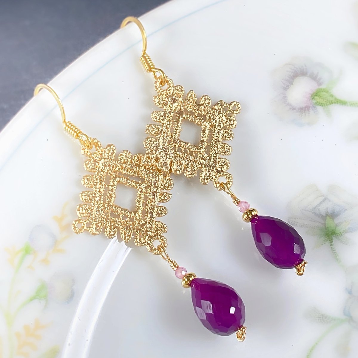 Treat yourself & save! Take 25% off at #MariesGems thru 1/15/23! Like these beautiful #PurpleChalcedony & #GoldFiligree earrings, just $20.99. Get free shipping with $35+.

etsy.com/listing/116671…

#TreatYourself #AfterChristmasSale #JanuarySale #25%Off #MagentaChalcedony
