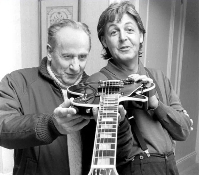 BeatlesEarth's tweet photo. Les Paul and Paul with Paul’s Les Paul https://t.co/KVkqXmnFHx
