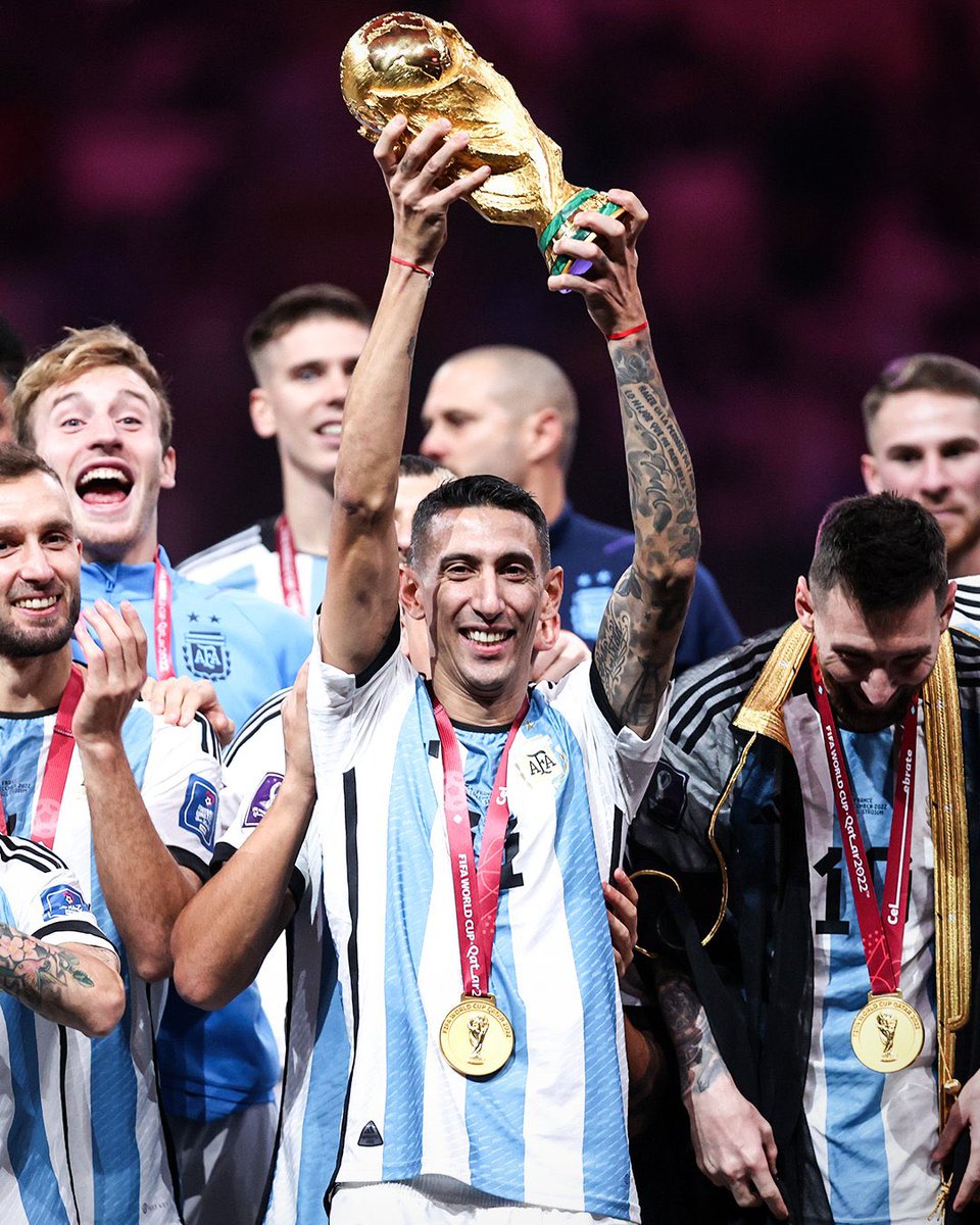 joe_baaz's tweet image. اعاني من تشبع وفقدان الشغف الكروي، لم تعد مشاهدة كرة القدم تستهويني بنفس الشغف، لم اتجاوز تلك الليلة انا لا زلت عالقاً في ليلة الـ 18 ديسمبر 2022 💙.