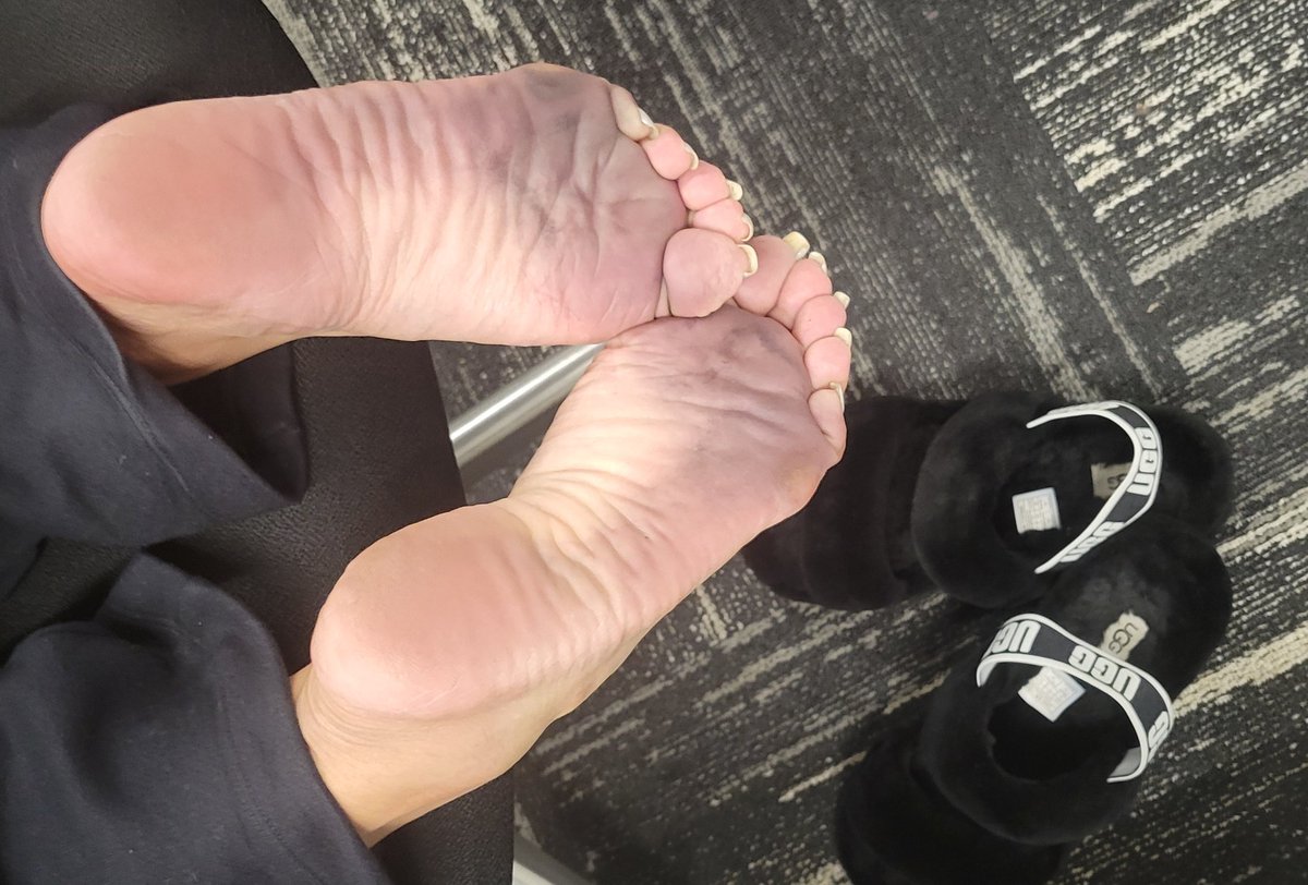 Tropicaltootsie's tweet photo. These damn slippies 😒 https://t.co/WpV6705ADI