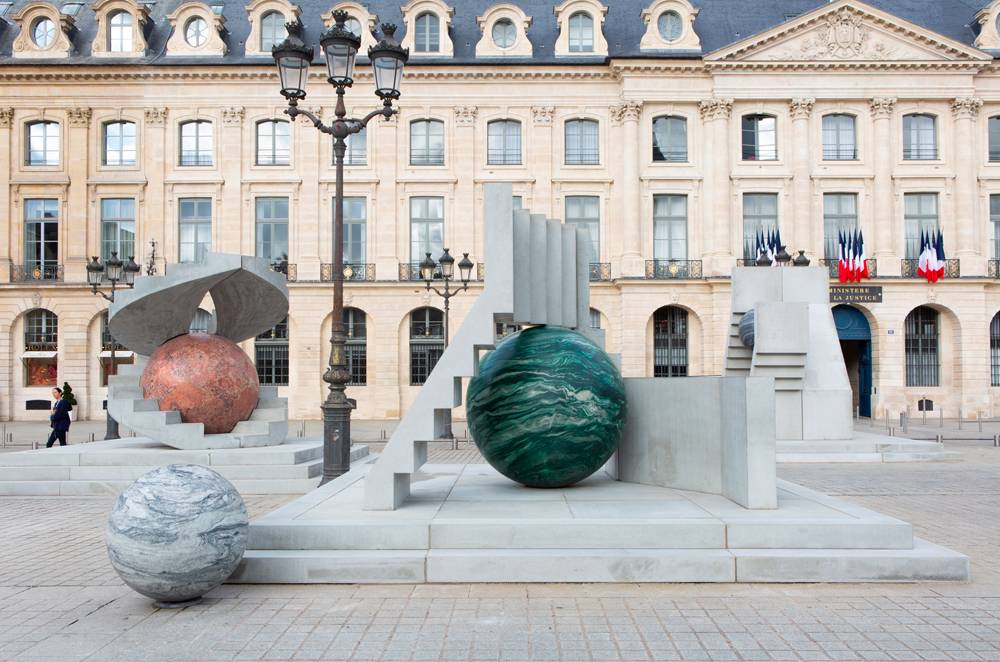 Le ciel nous tombe sur la tête ! Découvrez l’installation « Au cours des mondes » d’Alicja Kwade sur la place Vendôme à l’occasion de la foire Paris+ par Art Basel.

ⓒ Alicja Kwade. Photo. Archives kamel mennour. Courtesy the artist and kamel mennour, Paris