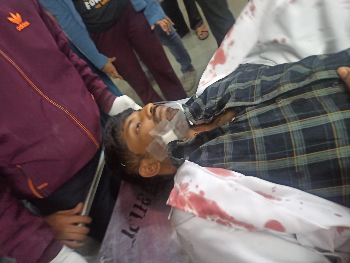 DrSanjay277's tweet photo. During the evening rounds on 5th January at around 7.30pm , a patient out of nowhere assaults and stabs a first year resident of general surgery with a knife on the neck behind his back and injures him badly
#Residentdoctor 
#gmcyavatmal
#doctorslifematter https://t.co/hrNoqdalqf