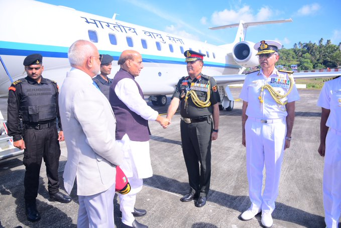 Hon’ble RM @rajnathsingh ji on visit 5 - 6 Jan 2023 to #NewAndamans was accorded a warm welcome on arrival at #VSIAirport by @Admiral_DKJoshi, alongwith #CINCAN and Snr. officers of @AN_Command &
@Andaman_Admin.