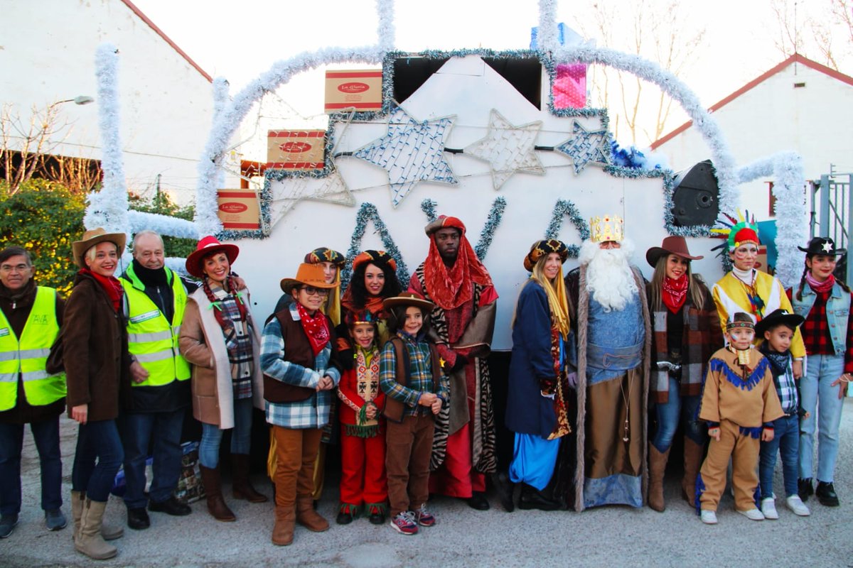 Arganda_Ayto's tweet photo. Los Reyes Magos han comenzado su Cabalgata en La Poveda con la participación de 15 carrozas con asociaciones y entidades de la localidad #Arganda #NavidadenArganda https://t.co/Sy7Gg7wE7i