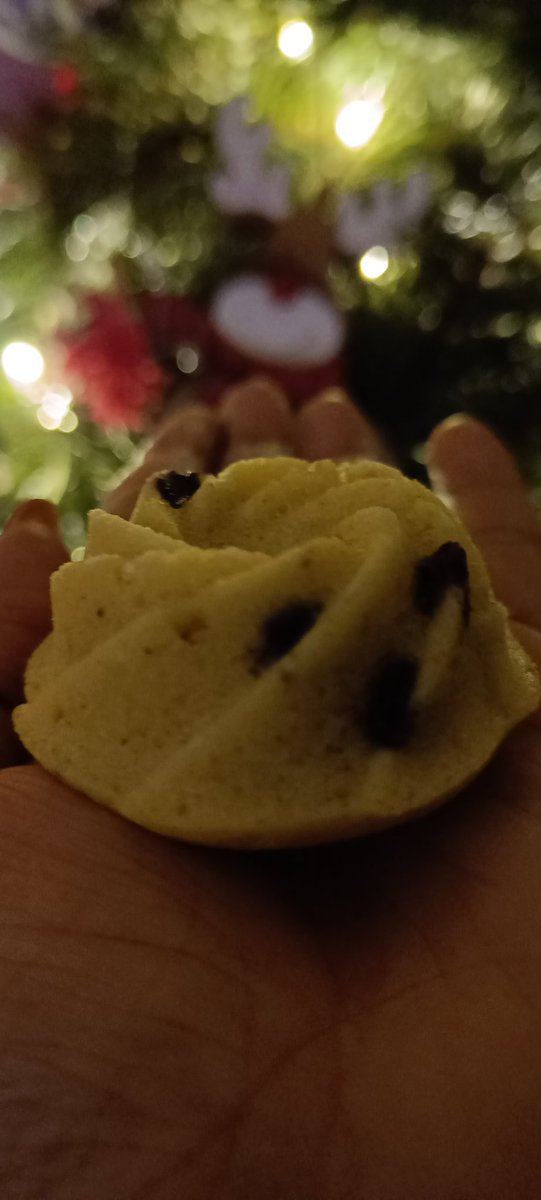 BakesMast's tweet photo. Mini Bites Vanilla & Chocolate Chip #CupCake #minicupcake https://t.co/vX1No9S85G