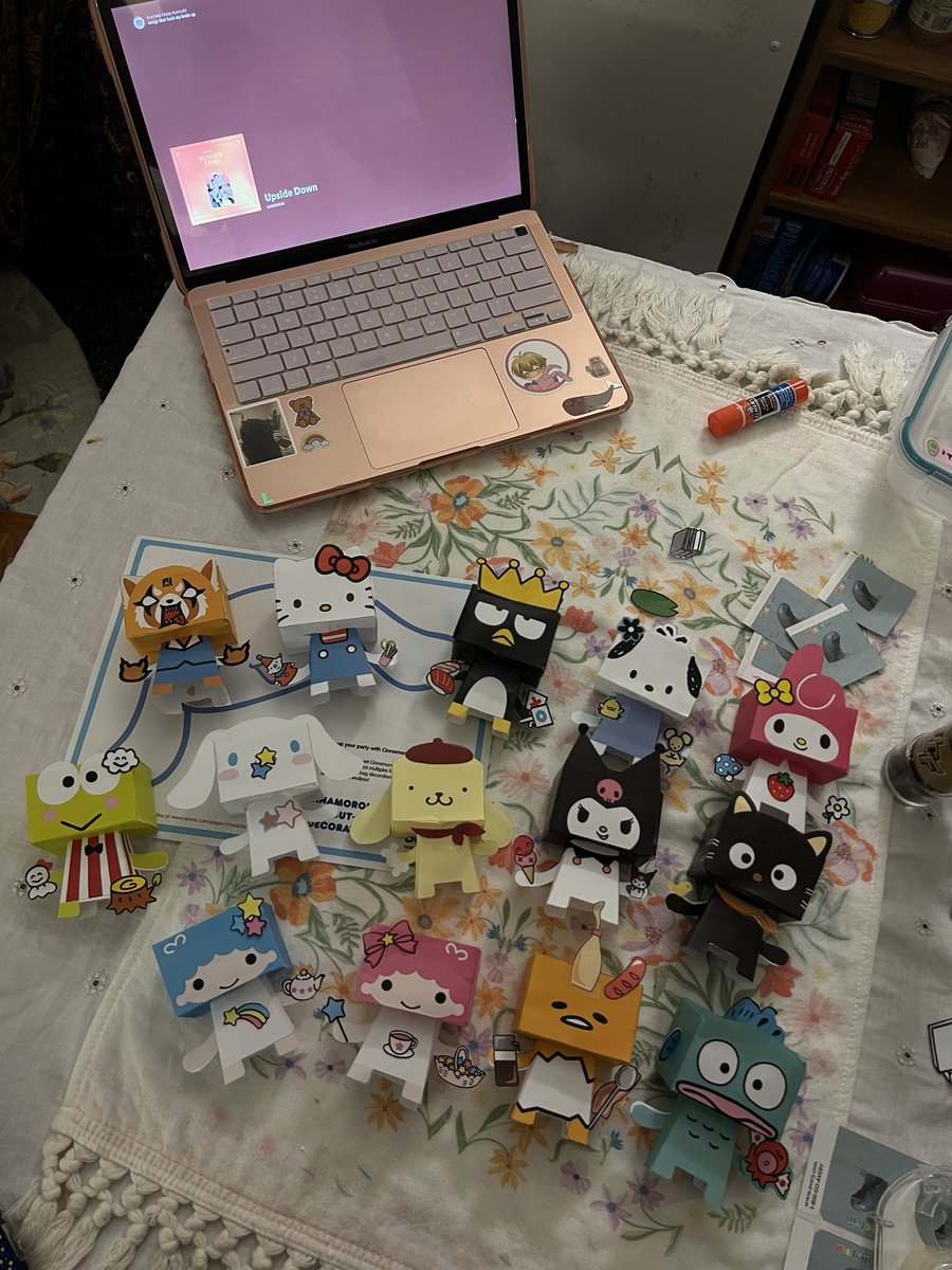 kieugoesmoo's tweet photo. working on my floor decorations for my residents <3 #RAthings https://t.co/XIFRzi90hq