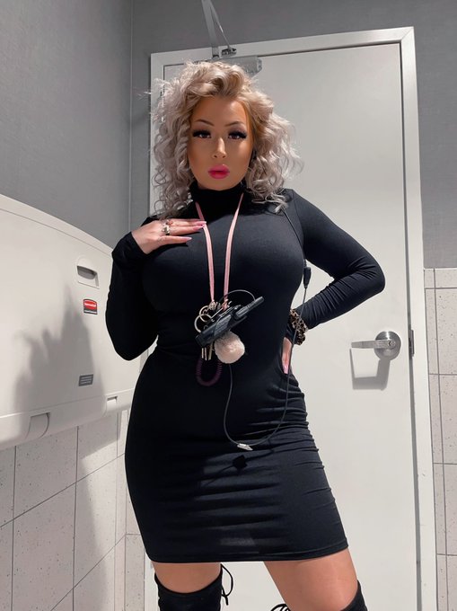 At work bathroom selfies https://t.co/1dKKbiAI6N