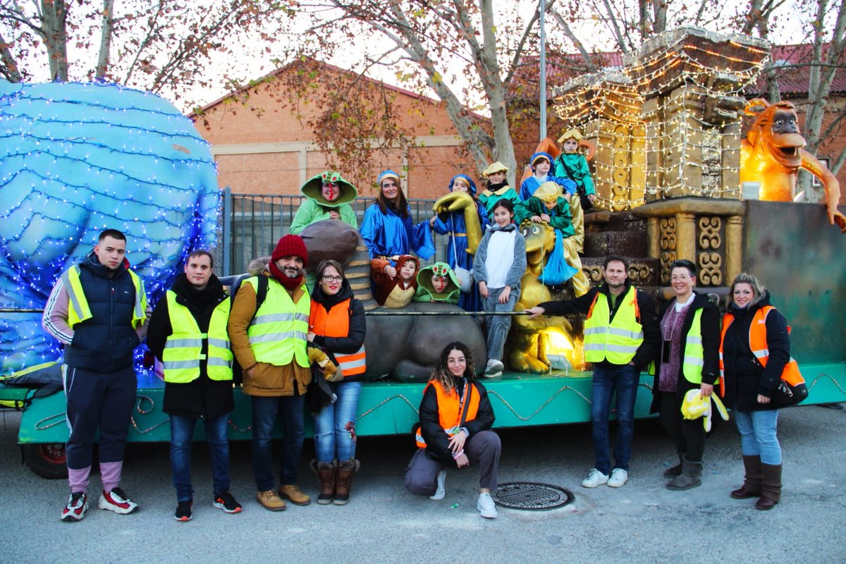 Arganda_Ayto's tweet photo. Los Reyes Magos han comenzado su Cabalgata en La Poveda con la participación de 15 carrozas con asociaciones y entidades de la localidad #Arganda #NavidadenArganda https://t.co/Sy7Gg7wE7i