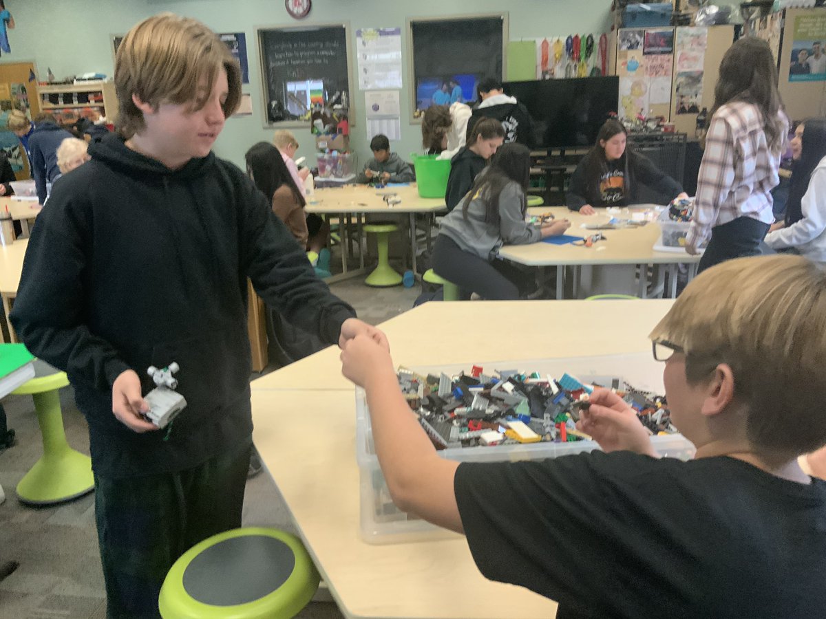 KnIhT_tNeReFfId's tweet photo. It is time for the 7th and 8th graders to show the rest of the school some next level #legoengineering!!! The beginning and the finished product will be coming soon. #makerspace #makersgonnamake #lego #stemed #stem #steam @SVViperPride @DVUSD @LEGOMastersFOX @LEGO_Group https://t.co/yDzLvDEvbw