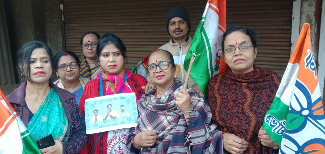 AitcShibpur's tweet photo. শিবপুর বিধানসভা কেন্দ্রের অন্তর্গত 9 নম্ব�� ওয়ার্ডের বিভিন্ন জায়গায় তৃণমূল মহিলা কংগ্রেসের কর্মীরা, মাননীয়া মুখ্যমন্ত্রী মমতা বন্দ্যোপাধ্যায়ের শুভ জন্মদিন উপলক্ষে সাধারণ মানুষের মধ্যে লজেন্স  তুলে দিয়ে মিষ্টিমুখ ও আনন্দ উপভোগ করলেন । https://t.co/BAc6Gy2MHr