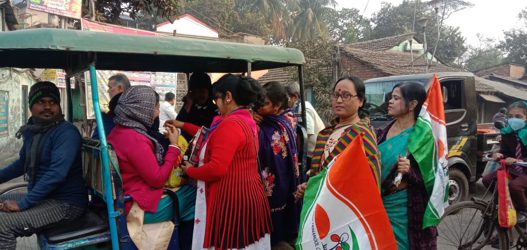 AitcShibpur's tweet photo. শিবপুর বিধানসভা কেন্দ্রের অন্তর্গত 9 নম্ব�� ওয়ার্ডের বিভিন্ন জায়গায় তৃণমূল মহিলা কংগ্রেসের কর্মীরা, মাননীয়া মুখ্যমন্ত্রী মমতা বন্দ্যোপাধ্যায়ের শুভ জন্মদিন উপলক্ষে সাধারণ মানুষের মধ্যে লজেন্স  তুলে দিয়ে মিষ্টিমুখ ও আনন্দ উপভোগ করলেন । https://t.co/BAc6Gy2MHr
