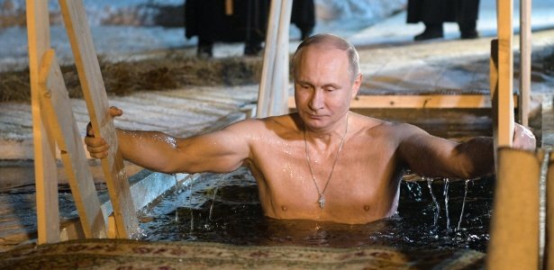 marfavalli's tweet photo. Putin concorda com trégua de 3 dias, antes negada durante Natal. Faz sentido pra ele ser agora. Cessar-fogo coincide com a epifania, quando Ortodoxos celebram o Dia de Reis. Na Europa, aliás se troca presentes. Pra Putin, a data é quando ele mergulha no gelo e mostra virilidade. https://t.co/gzMsDhFzXB