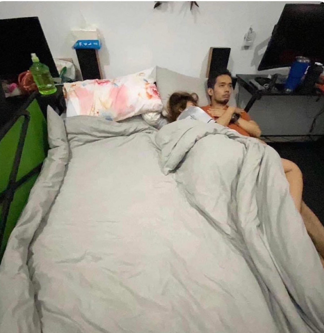 FredoInDaCut995's tweet photo. How your girl sleep https://t.co/QaoDQ41vcK