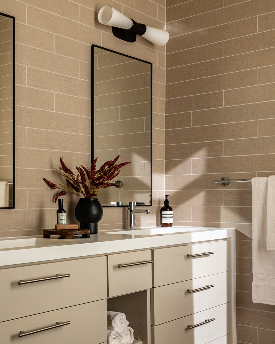 We volunteer as tribute to take a bath in this spa-like bathroom 🧖‍♀️ It's amazing what a little decor, lighting, and hardware changes can do. 

📸 &amp; Design by <a href="/westofmain/">West of Main Design</a>
🛋️ @westofmainshoppe

#womlifestylebydesign #ProjectViewsOnViews