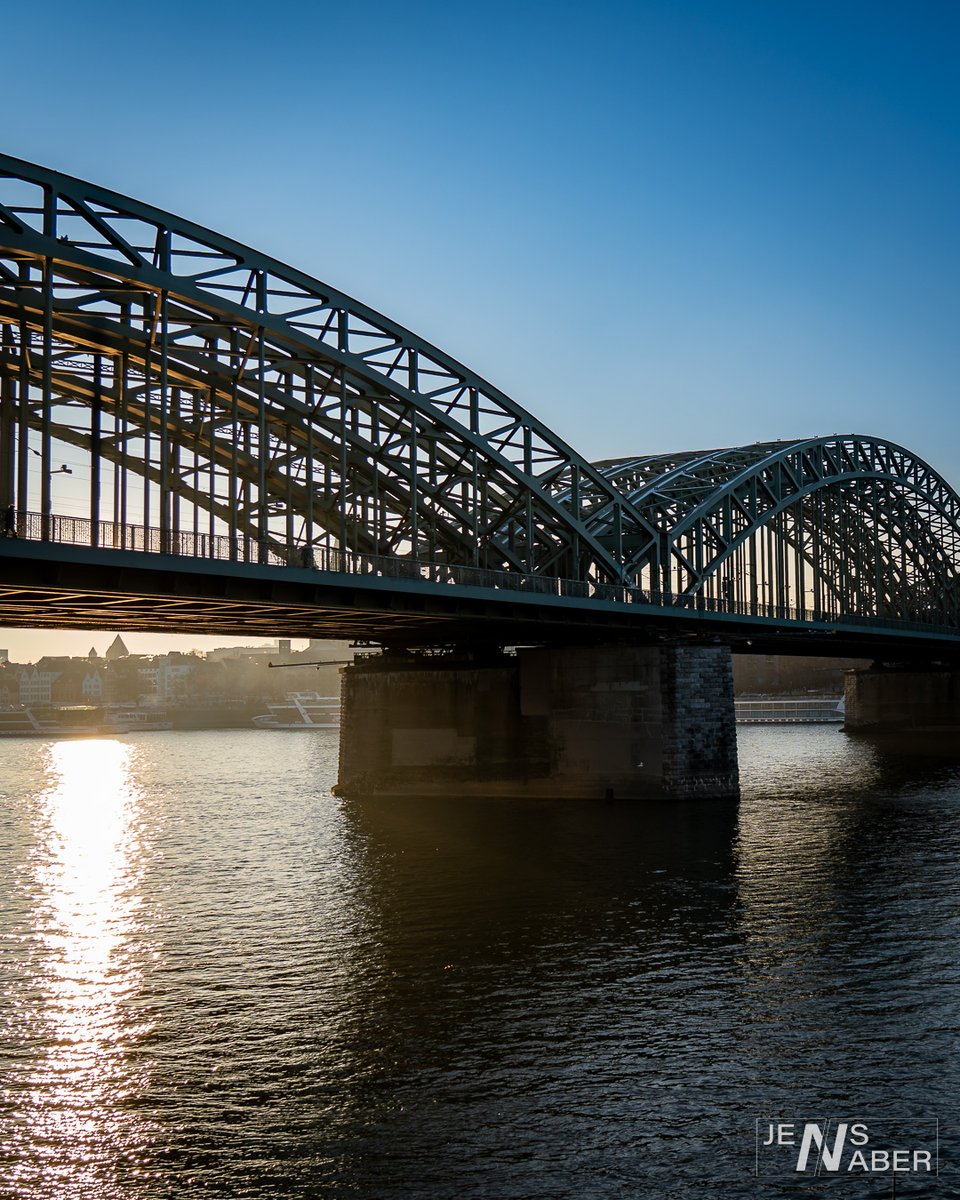 JensNaber's tweet photo. The Hohenzollern #bridge in #cologne during #clearsky and #dusk 

#sun #winter #architecture #architecturephotography #rhine #rhineriver #river #photography 
#köln #brücke #himmel #sonnenuntergang #sonne #architektur #architekturfotografie #rhein #rheinland #fluss #fotografie https://t.co/hQxchqAQkt
