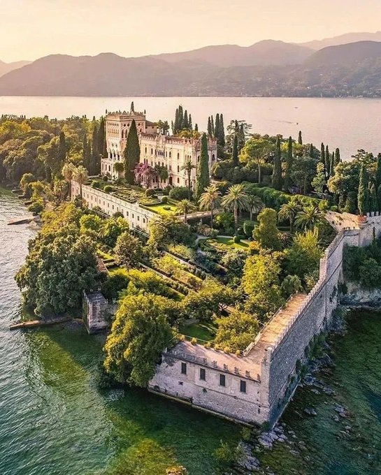 Junaidk84377239's tweet photo. Lake Garda, Italy 🇮🇹 https://t.co/1KEJYrRPfb