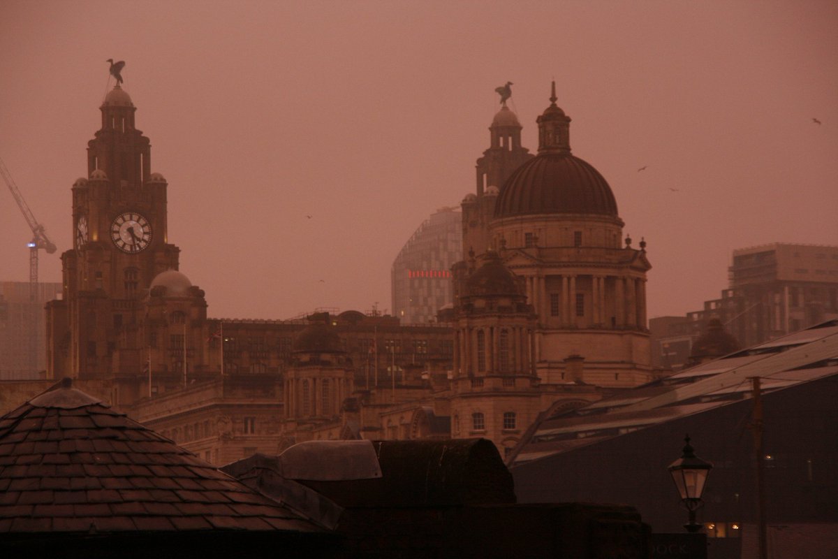 DaveThePapLpool's tweet photo. This was a while ago so dont panic.. Red sky over merseyside,  Red Bus Diner
Royal albert dock. Tate  and Three Graces. @royalalbertdock  @ExploreLpool @lpoolwaterfront @RedLondonBus  #redsky  #redlondonbus #tategallery #albertdock #liverbuilding  #activatedigital #diner https://t.co/K84G6R44ix