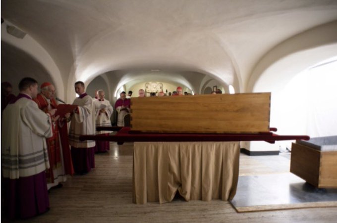 vaticannews_es's tweet photo. El féretro de ciprés del Papa emérito fue trasladado a las Grutas Vaticanas, allí se colocó dentro de un ataúd de zinc que fue soldado, sellado y colocado en una caja de madera. Benedicto XVI descansa en el lugar que ocupó el de San Juan Pablo II hasta la beatificación. https://t.co/3Jlen2pPlK