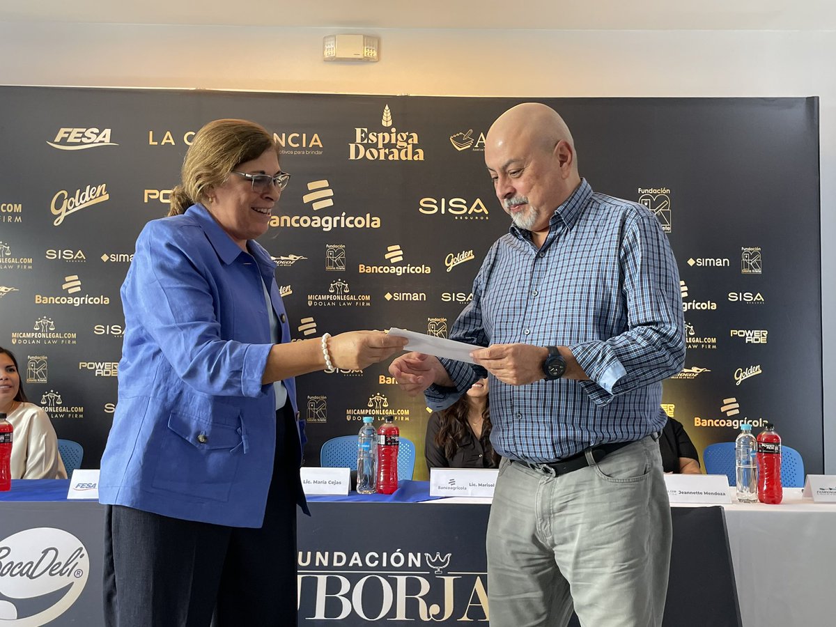 FESAELSALVADOR's tweet photo. Se hace entrega del sobre sellado con los ganadores de los 6 premios especiales de La Espiga Dorada 🏆 https://t.co/HqHm5L9yBd