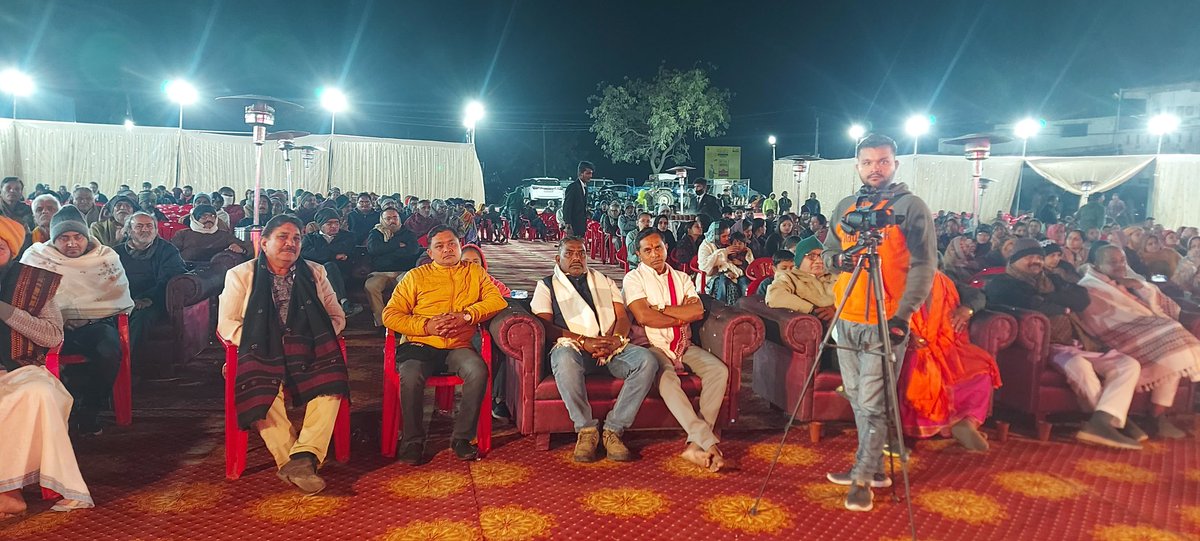 iJaydipRathod's tweet photo. आज रोज दाहोद जिल्ला के राछरडा गाँव के जानेमाने प्रतिनिधि,अंबर महेन्द्रा शोरमके चेरमेन श्रीमान राकेशभाई बाकलीया के घर मे भगवान श्री राम के अखंड पाठोत्सव मे उपस्थित गुजरात के सांस्कृतिक कलाकार श्री योगेशभाई गढवीजी,ओर भारी संख्या मे लोग उपस्थित रहे https://t.co/eie2JirB2Y