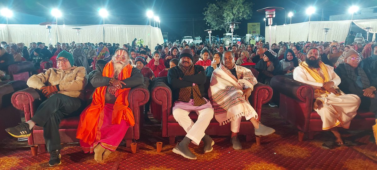 iJaydipRathod's tweet photo. आज रोज दाहोद जिल्ला के राछरडा गाँव के जानेमाने प्रतिनिधि,अंबर महेन्द्रा शोरमके चेरमेन श्रीमान राकेशभाई बाकलीया के घर मे भगवान श्री राम के अखंड पाठोत्सव मे उपस्थित गुजरात के सांस्कृतिक कलाकार श्री योगेशभाई गढवीजी,ओर भारी संख्या मे लोग उपस्थित रहे https://t.co/eie2JirB2Y