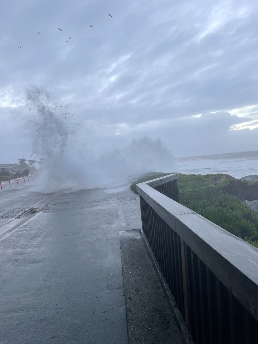 COASTAL FLOODING | According to Santa Cruz County, Capitola and Aptos piers have suffered significant damage. Both will be closed until further notice, the county reported. More closures: bit.ly/3InwYY5