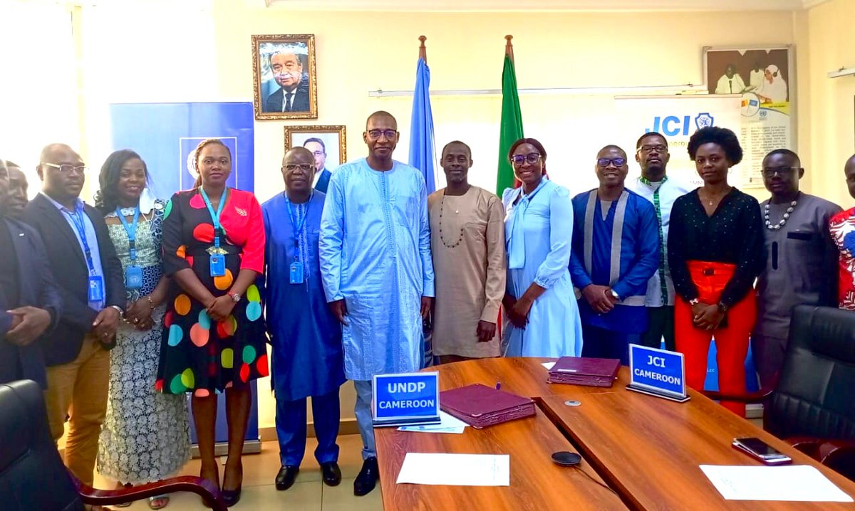 PNUDCameroun's tweet photo. Signing of partnership btw #UNDP🇨🇲 & #JCI🇨🇲, to scale up #YouthEmployability, #Entrepreneurship, & development of #InnovativeSkills to boost #SocioEconomic growth of youths.
The signing was officiated by Mr. Alassane Ba, UNDP’s RRa.i & Mr. Chancelin Boutchouang JCI’s Pdt. https://t.co/rGAfFi2Ccb