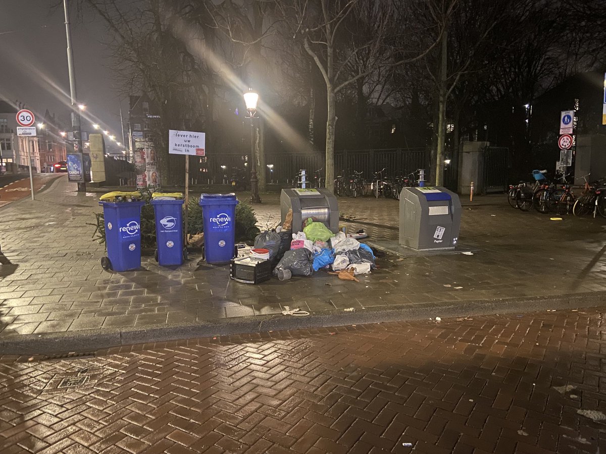 mvg13juni's tweet photo. Geen prikkel om afval te scheiden…en toch zetten wij het er maar naast#diftar#bijplaatsingen https://t.co/2Sj8ssWOa6