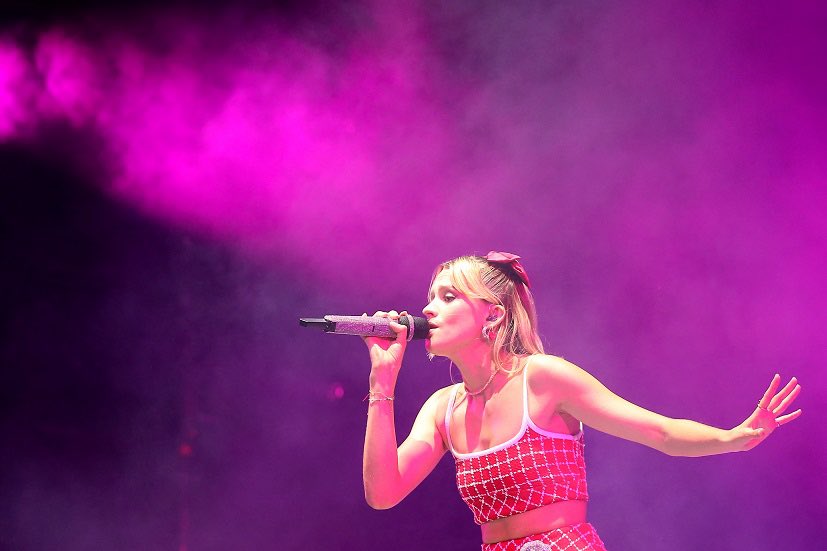 carimicstand's tweet photo. Thinking about the fact angèle should do 95 live album and film so is non French ppl can watch it 🥲🥹 @angele_vl or brol 🤷🏼‍♀️ https://t.co/ACnof06w2K