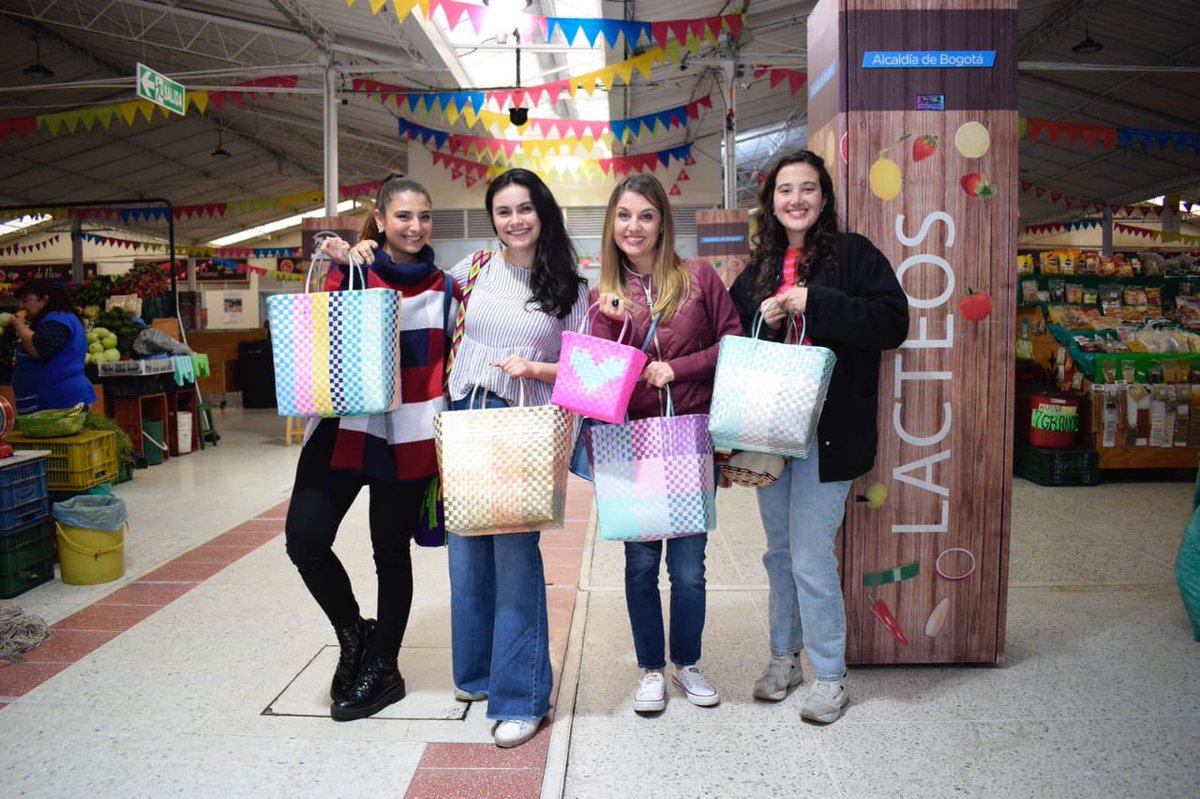 IPESBogota's tweet photo. La Plaza Distrital de Mercado 12 de Octubre hace parte de la ruta turística #VamosPalMercado. 

Aquí podrás encontrar hermosas artesanías tradicionales con los nuevos estilos y colores de moda.🛍️👒🧶 Visita nuestra Red de #PlazasDeDistritalesDeMercado y apoya la economía local ✅ https://t.co/8xVeOBMISH