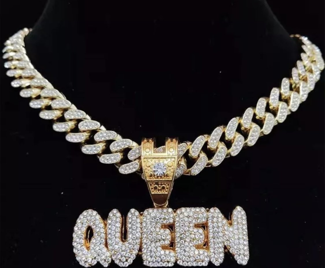 LoveLuvIce's tweet photo. The necklace #PrinceWilly ripped off #Spare’s neck has been found!!
#HarryIsAPussy
#TheHarkles
#MeghanMarkle
#PrinceHarold https://t.co/WctpILJpd0