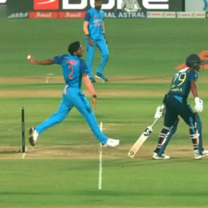 arjun19dev's tweet image. Explanation to a layman: Both are supposed to be behind the white line. That’s the law. But,the guy with the ball is penalised heavily for being a mm out while the guy with the bat can go wherever he wants cos it’s impolite to penalise him. #GoFigure