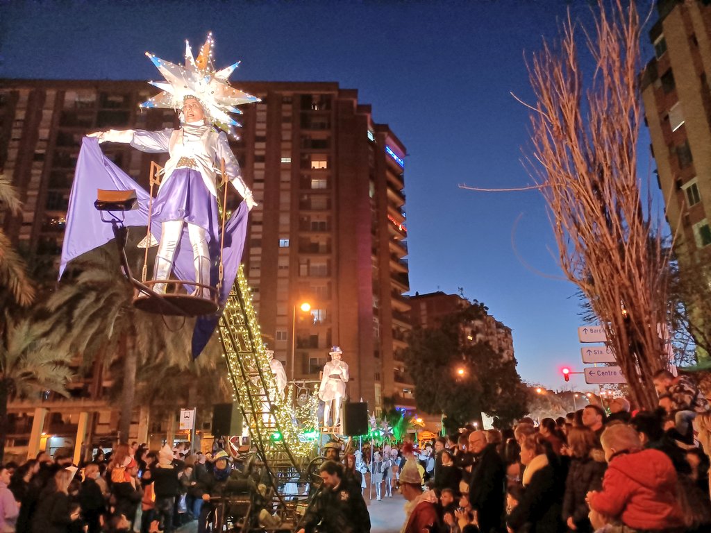 bdncom's tweet image. 👑Les carrosses de la Cavalcada dels Reis d'Orient ja han arrencat! Tot just inicien el recorregut per l'avinguda Marquès de Sant Mori, tot seguint la patge Estel. #CavalcadaBDN #Badalona