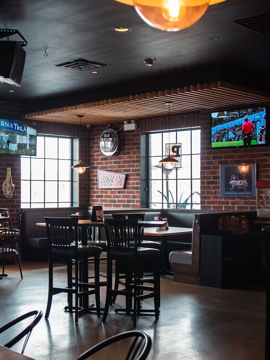 🎉 Join us today for PUB N' GRUB at PubFiction! 🎉⁣

#ThursdaySpecial #Offers
#Hamont #Hamilton #Ancaster #PubFiction #RestaurantsOfAncaster #ChickenWings #Wine #Burgers