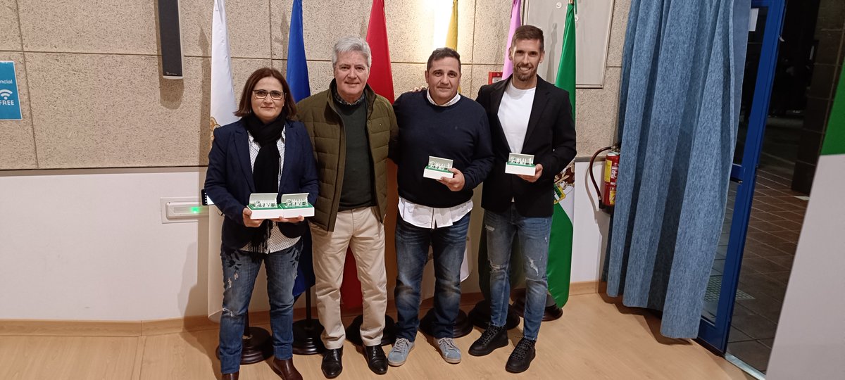 MalagaCFemenino's tweet photo. 🔝🏆 Nuestros técnicos @javiramospt, @estrelladiaz2 y Ortiz seguirán trabajando en 2023 para continuar con los éxitos que cimentan el futuro.

Si el año pasado fue casi insuperable, este toca mantener el nivel. ¡Gracias por vuestra labor de cantera!

@RFAFMalaga https://t.co/6C0HJ71iSc