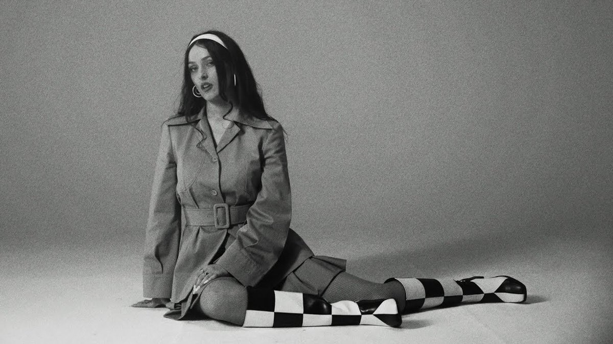 BOPfr's tweet photo. Dans son deuxième EP intitulé Brutal, sorti cet automne, elle s'inspire autant de chanson française que de pop hispanique et de flamenco.

L'amour est brutal sur cet EP comme sur le single Avalanche qui décrit un amour en cascade ou Brutal qui traite de violences domestiques. https://t.co/BQtvS6MD2J