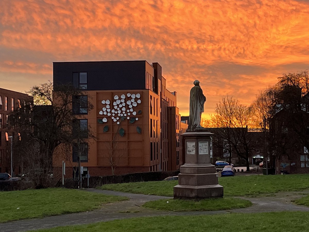 Glorious January dawn!

Walking to work ⁦@BBCLeeds⁩ via #HydeParkLeeds ##woodhousemoor 

#dawn #sunrise #walkingtowork