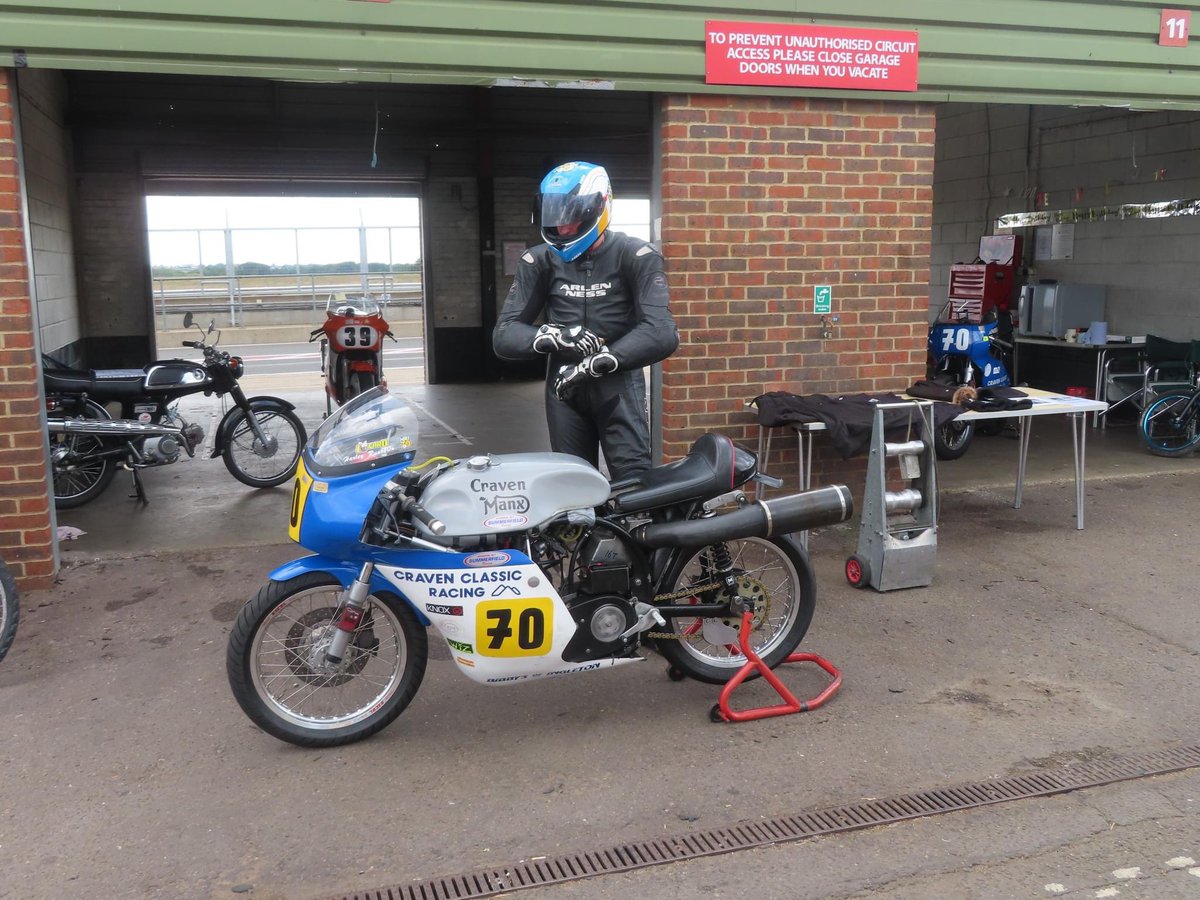 HarleyRush70n's tweet photo. Pre Race Preparations Before Climbing Aboard the Craven Manx 🔵

Must have thought I was Rossi or something that weekend 🤔

📸 Credit Bryan Lancaster 

#ThrowbackThursday #snetterton #crmc #cravenmanx #newritual #HR70 https://t.co/9QjFMkXSoT