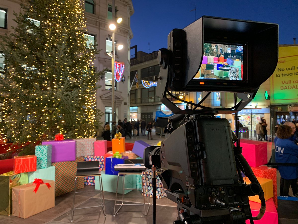 bdncom's tweet image. Tot a punt a la plaça de la Vila per la retransmissió de la Cavalcada de Reis👑. A les 19:00 h, la @laiamarti92 i el @guijeeee ens explicaran com els Reis d'Orient recorren la ciutat en el programa especial de Televisió de #Badalona. #cavalcadabdn