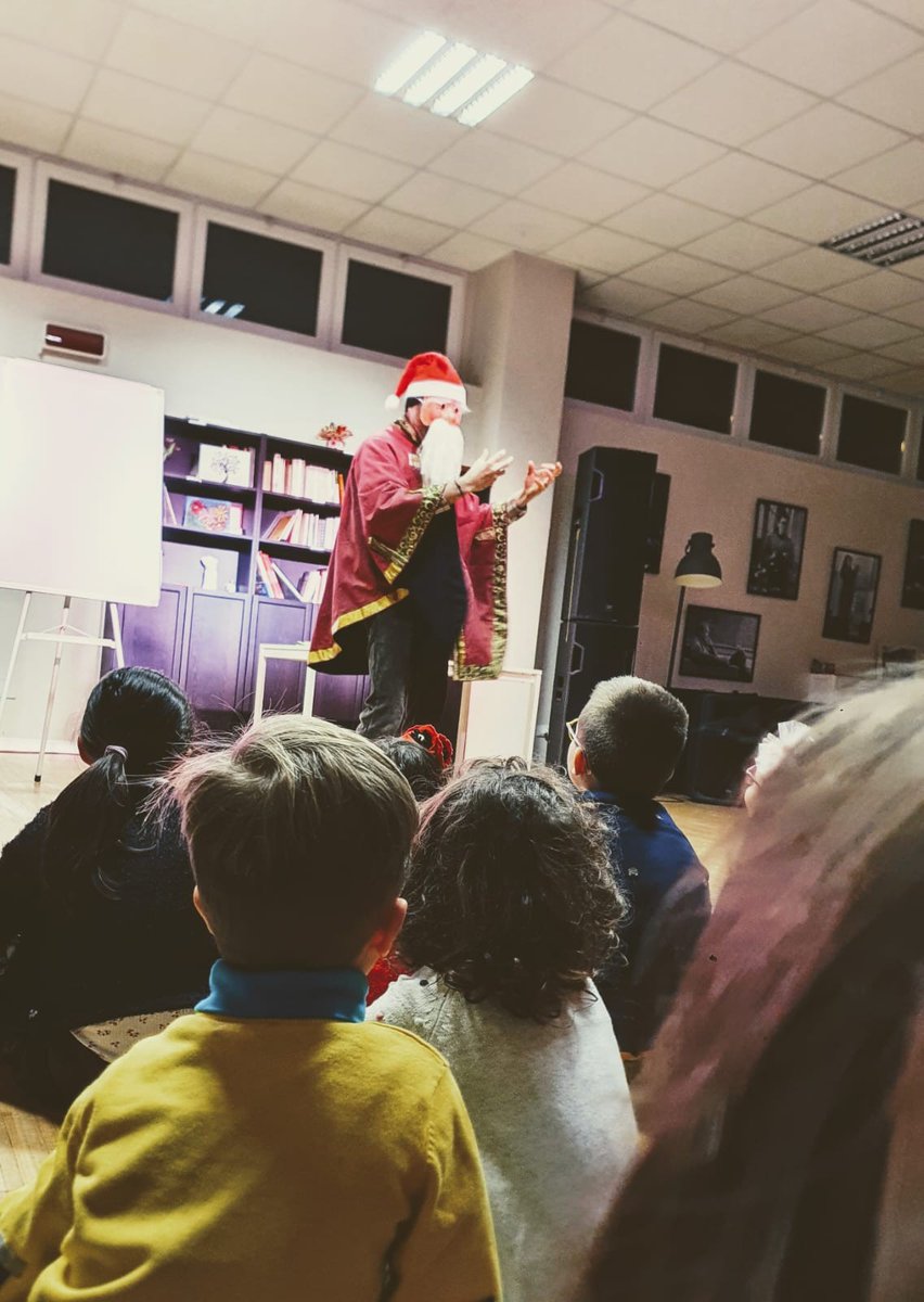 Primo spettacolo dell'anno a #RioneroinVulture. Il 3 gennaio al centro Visioni Urbane il nostro Gino Marangi ha portato in scena il suo "Chi ha rubato l'anno nuovo?". L'appuntamento ha inaugurato la rassegna di musica e teatro per l'infanzia #Papillons, a cura di <a href="/_Vulcanica_/">Vulcanica Associazione Culturale</a>.