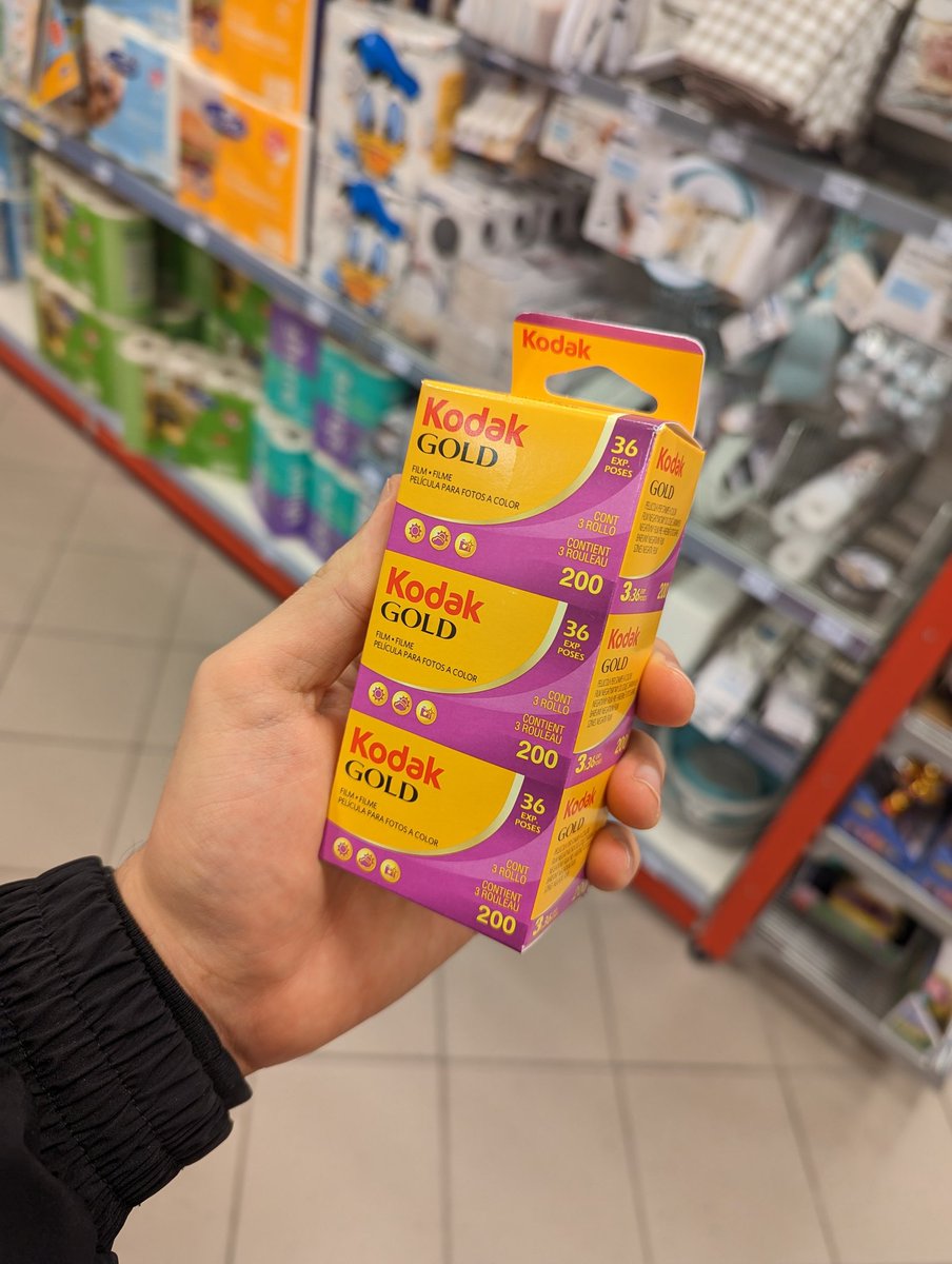 hyunsguns's tweet photo. Always wondered where UK eBay sellers were getting their #kodak film stock. I do now.

€18 from Rossman (German drug store) for Kodak Gold 200 and not a stampede in sight. https://t.co/aKbuvKcwPX