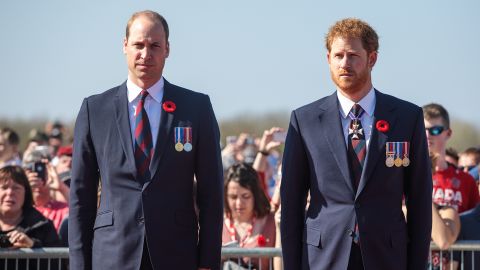 Prince Harry has accused his brother, William, of physically assaulting him during an argument over his wife, Meghan Markle, in 2019, according to The Guardian.
Read Here👉bit.ly/PrinceHarryArt…