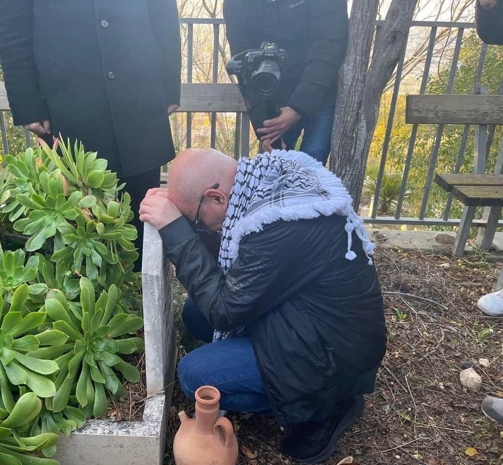 Palestinian prisoner Karim Younis visits the grave of his father upon his release from Israeli prisons, where he SPENT 40 YEARS❗💔