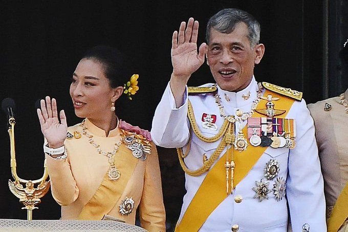 TanresiRESISTAN's tweet photo. Après le décès de la fille du roi de #Thaïlande pour rupture d’anévrisme, le neurologue, le plus réputé du pays, déclare le "vaccin" #covid19 dangereux!!! #EffetsSecondaires https://t.co/TxWdlnbvqo