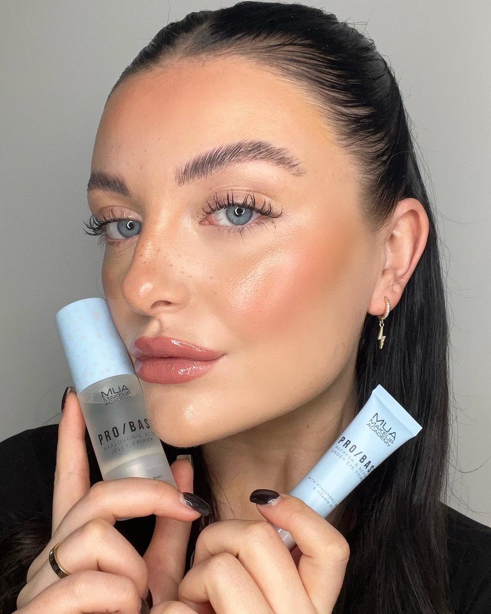 The glass skin 🤍 if it doesn’t glow, we don’t want it ✋🏽 our Pro/Base Hyaluronic acid primer is only £5.50, and our revive eye primers are just £3. You CAN afford to look this good and glowy this year! 💧#muacosmetics