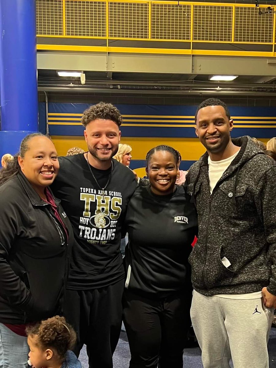 nia_gibbs's tweet photo. I'm Late, but the love shown to my girls by my sis @doshwoods was AMAZING! Thank You for giving back and giving hope to a few young ladies from the Eastside! The smiles on their faces were priceless! ❤ #EastsideProud #ChaseProud #TrojanProud https://t.co/uh1gtO4gXo