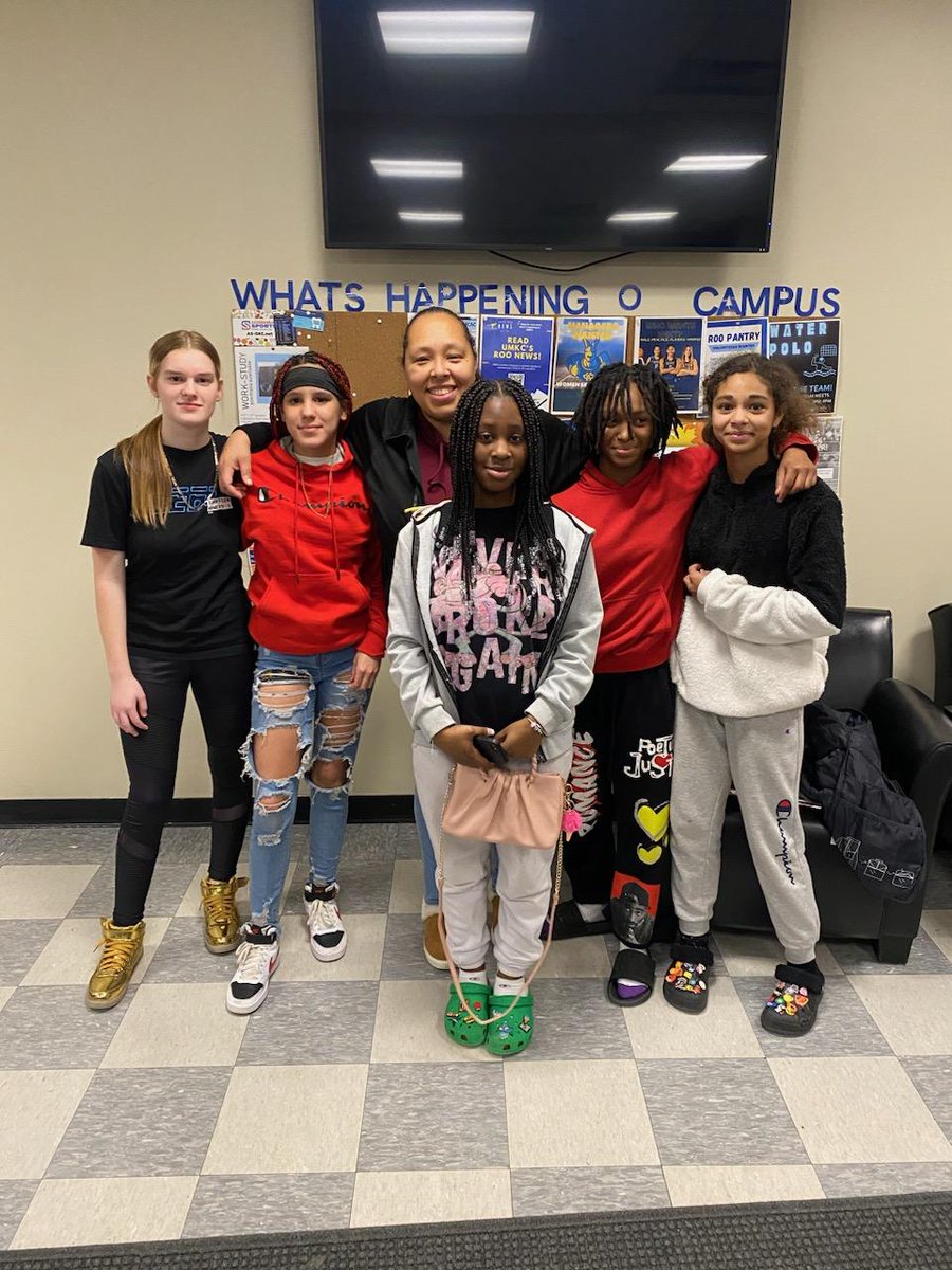 nia_gibbs's tweet photo. I'm Late, but the love shown to my girls by my sis @doshwoods was AMAZING! Thank You for giving back and giving hope to a few young ladies from the Eastside! The smiles on their faces were priceless! ❤ #EastsideProud #ChaseProud #TrojanProud https://t.co/uh1gtO4gXo